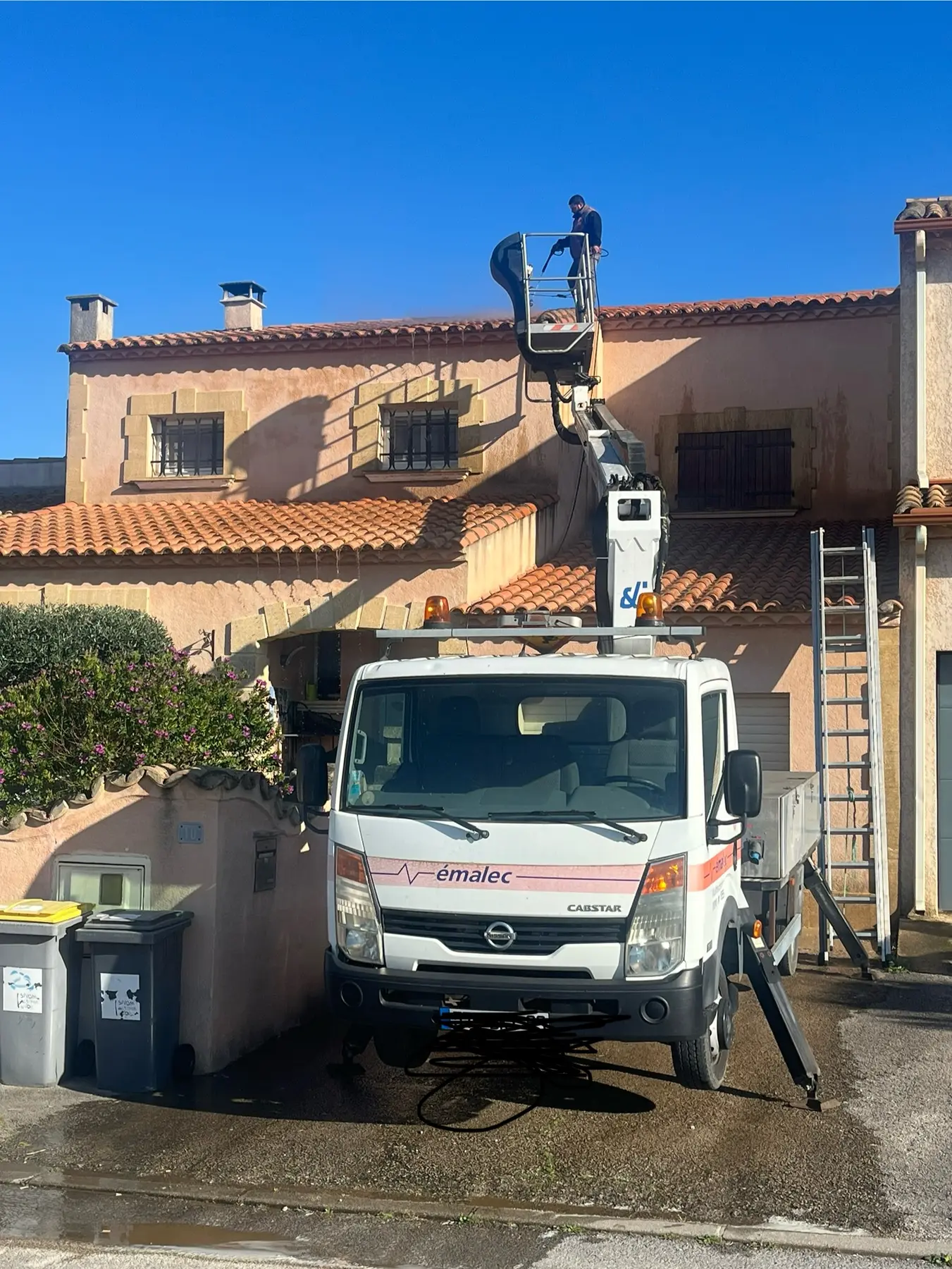 Nettoyage de toiture à la nacelle